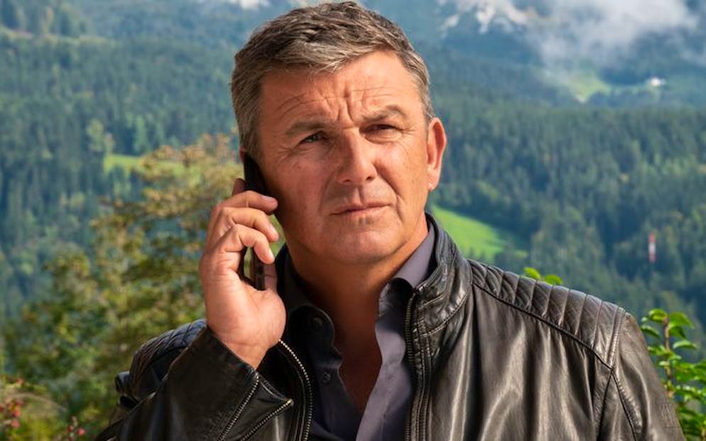 Als Hauptdarsteller in der ZDF-Erfolgsserie «Der Bergdoktor» habe er eine besondere Verantwortung, sagt Hans Sigl bei einem Blick hinter die Kulissen.