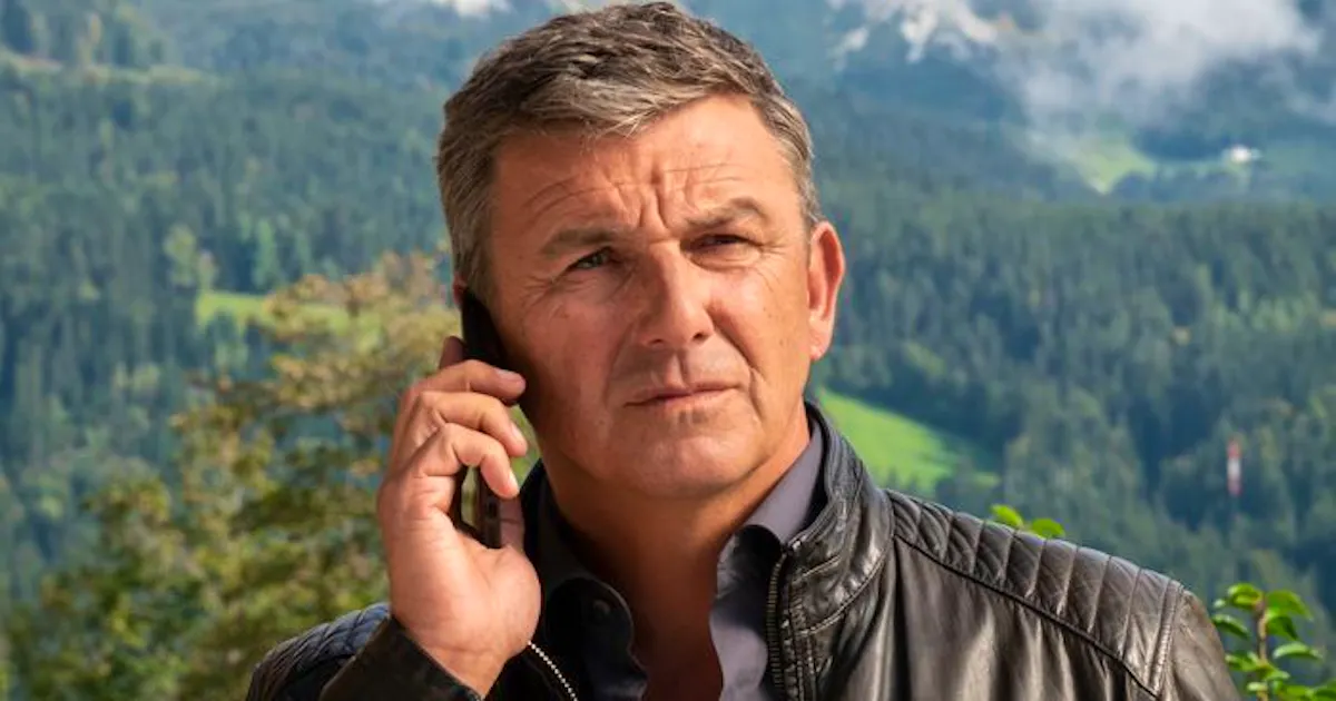 Neue Staffel 2026: Warum der «Bergdoktor»-Star vor Kuss-Szenen zu Zwiebeln greift | blue News