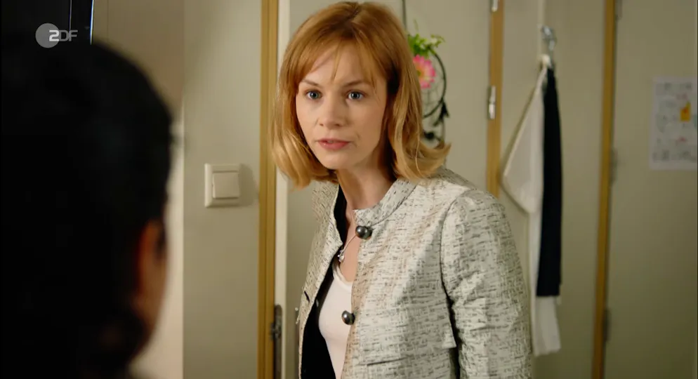 Drama an Bord, Toni will nicht als Putzfrau arbeiten und will abreisen.