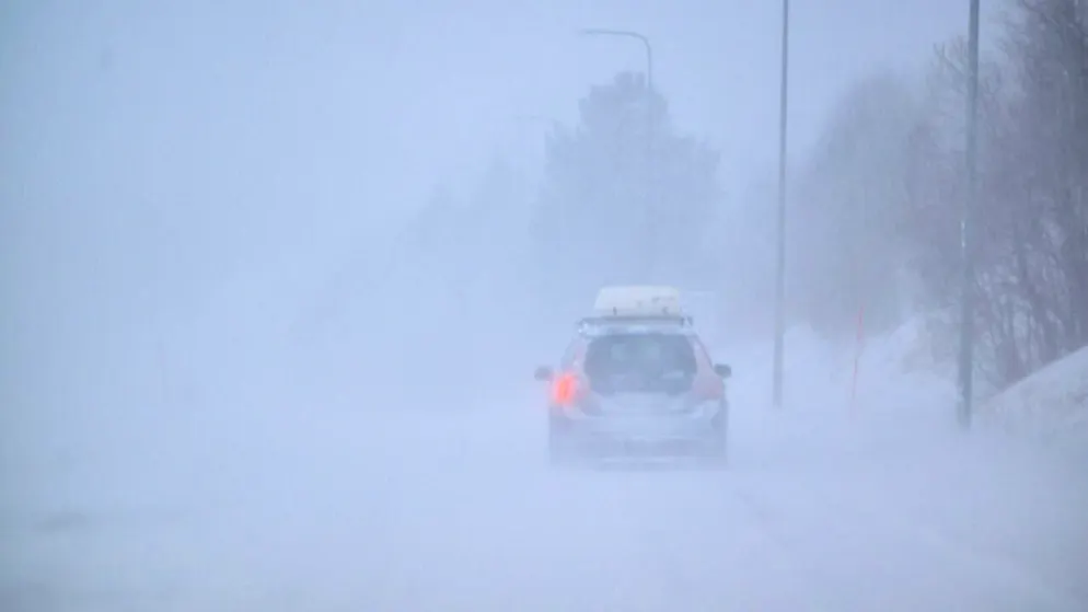 Ein Auto fährt bei Nebel durch eine Schneelandschaft. Sturm Johannes fegt durch Skandinavien. Foto: Pontus Lundahl/TT News Agency/AP/dpa