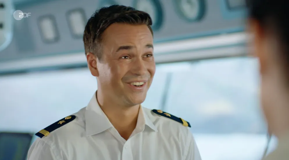 Das überraschte Gesicht von Noah Schütt beim Klären des Hochzeitsmissverständnisses.