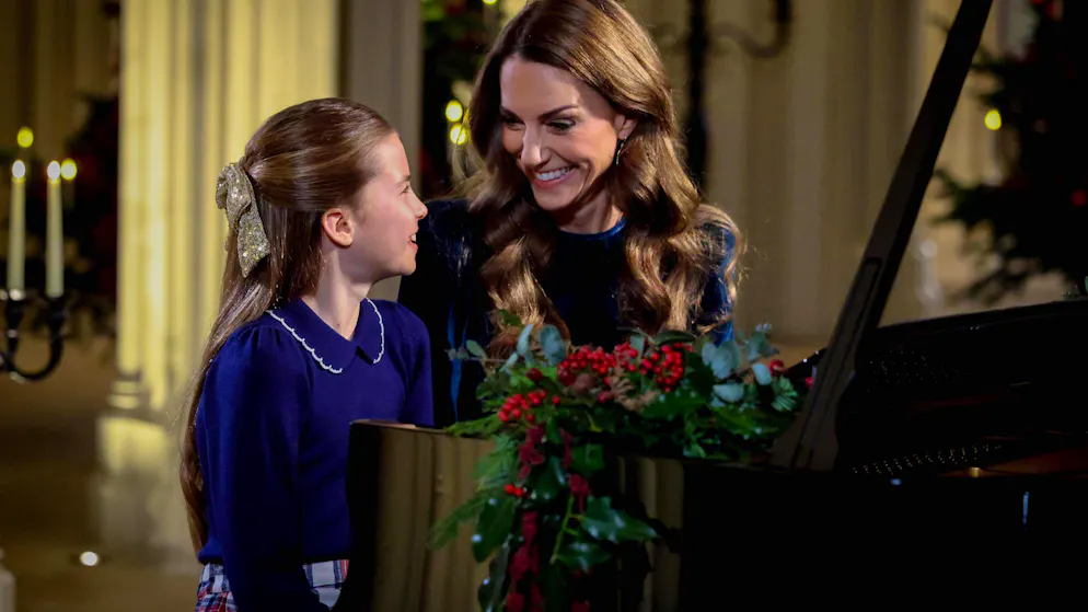 Ein berührender Moment: Prinzessin Kate und ihre Tochter Prinzessin Charlotte spielen beim Konzert «Together At Christmas» zusammen Klavier.