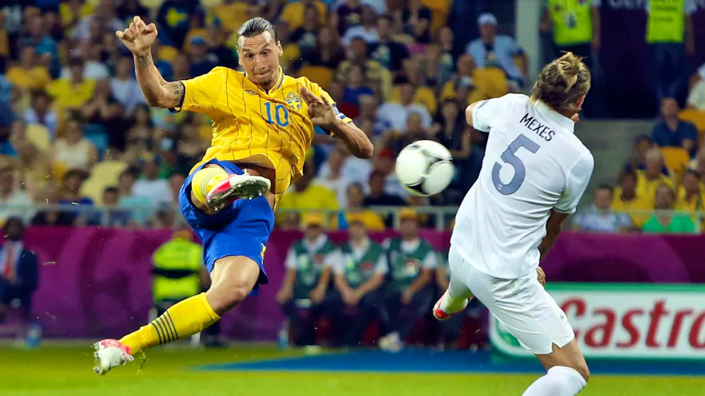 Zlatan Ibrahimovic segna un gol spettacolare contro la Francia a Euro 2012.