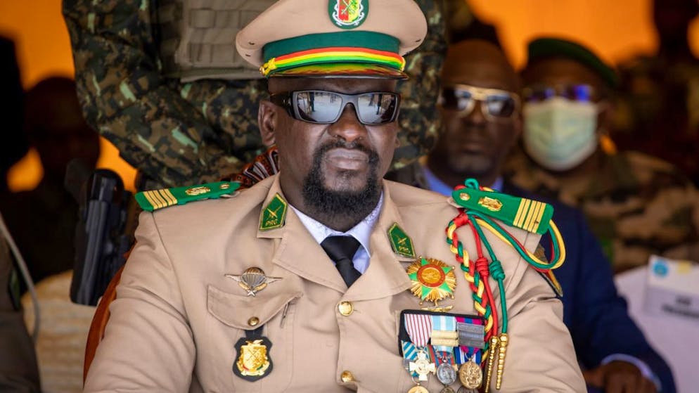 ARCHIV - Guineas Junta-Chef General Mamady Doumbouya überwacht eine Militärparade zum Unabhängigkeitstag. Erstmals soll in Guinea wieder ein ziviler Staatschef gewählt werden - doch Putschführer Doumbouya ist der aussichtsreichste Kandidat. Foto: Uncredited/AP/dpa