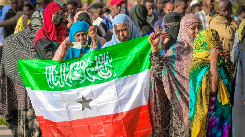 ARCHIVE - A woman shows the Somaliland flag. Photo: Abdirahman Aleeli/AP/dpa
