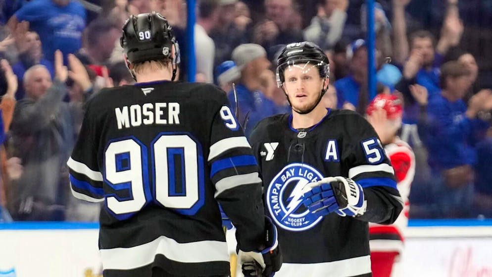 Janis Moser, hier beim Torjubel mit Jake Guentzel, unterschreibt bei Tampa Bay Lightning bis Sommer 2034.