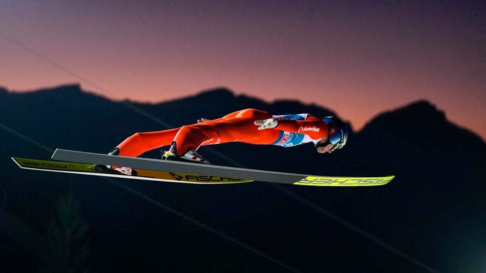 Die extreme Vorlage zahlt sich aus: Gregor Deschwanden findet im Nachthimmel von Oberstdorf das Luftpolster, das ihn nach unten trägt