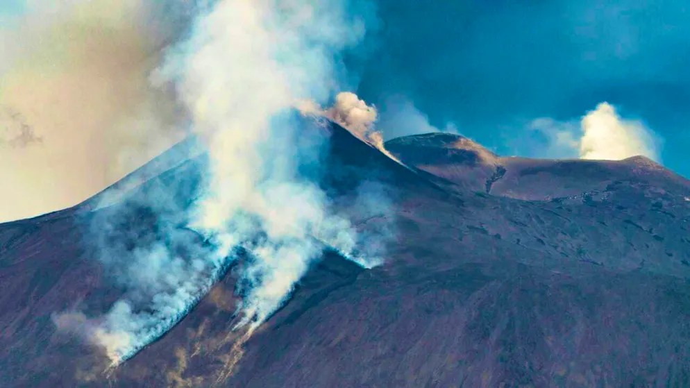 ARCHIVE - Plumes of smoke rise from the volcano Etna (archive photo). Photo: Giuseppe Distefano/AP/dpa