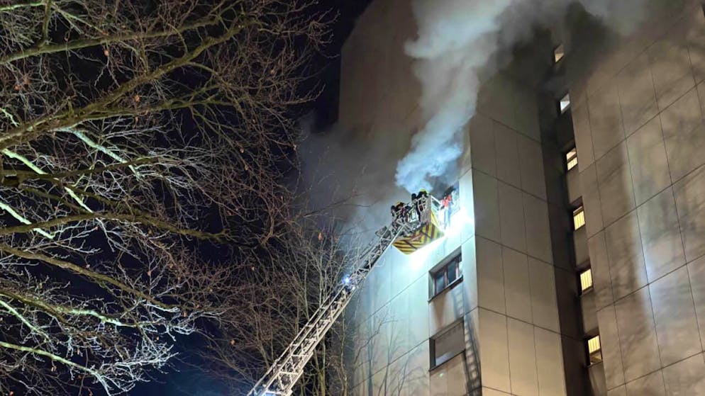 Aus bislang unbekannten Gründen kam es in einer Wohnung in Gossau SG kurz vor 23 Uhr zu einem Brand, wie die Kantonspolizei St. Gallen mitteilte.