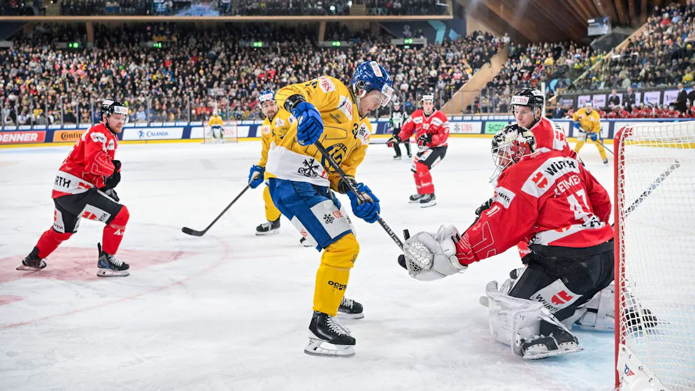 Simon Knak und der HCD schlagen das Team Canada.