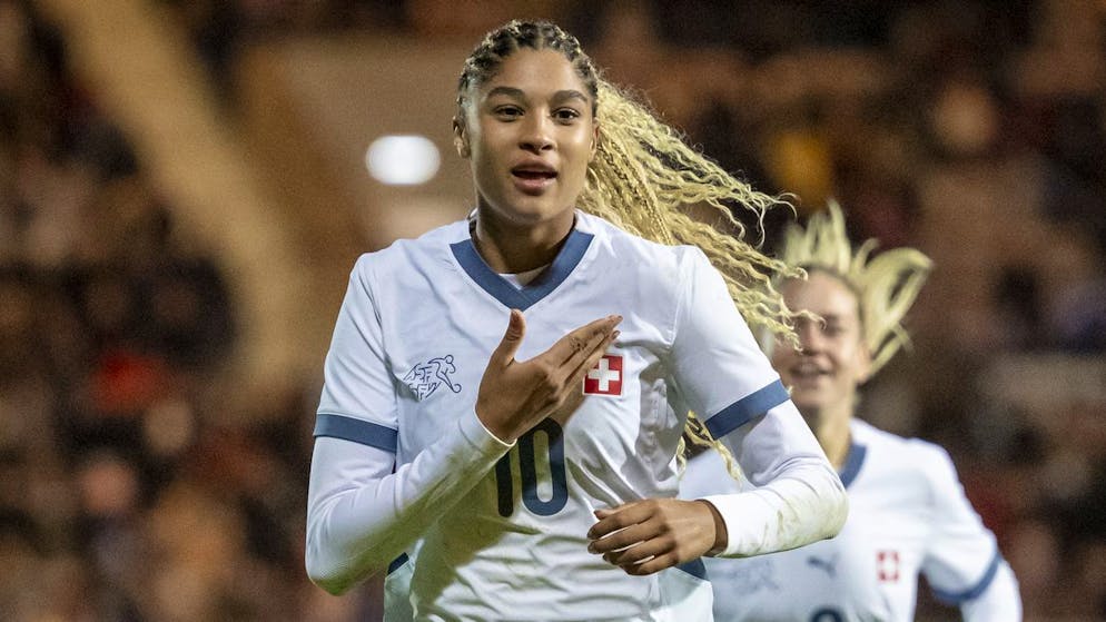 Sydney Schertenleib feiert ihren Treffer zum 3:2 gegen Schottland bei einem Freundschaftsspiel der Schweiz im Oktober.