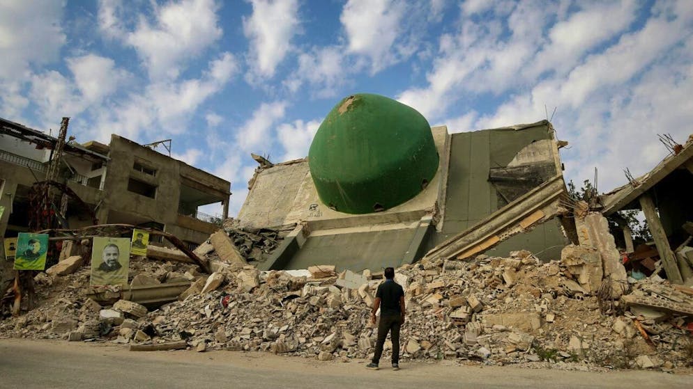 PRODUKTION - Ein Mann betrachtet die Kuppel einer zerstörten Moschee in dem südlibanesischen Dorf Aita al-Schaab. Foto: Marwan Naamani/dpa