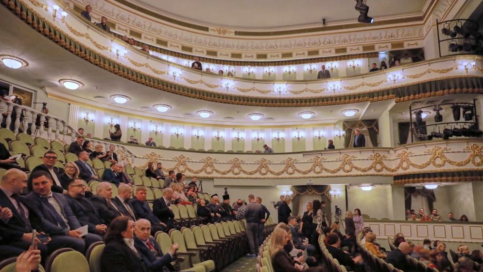 Guerra in Ucraina. Mosca riapre il teatro di Mariupol a tre anni dalla strage