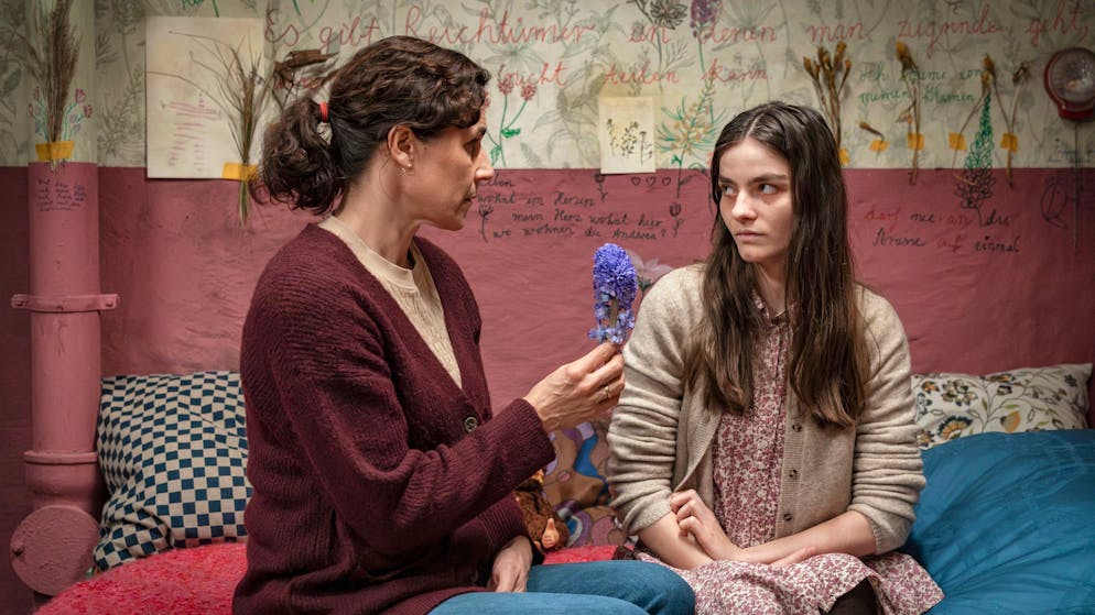 «Tatort» im Check: Natascha Kampusch und Co. – das sind die berühmtesten Langzeitgefangenen. Amanda (Emilie Neumeister, rechts) verbrachte Jahre in Gefangenschaft. Was hat ihre Mutter (Nina Kunzendorf) damit zu tun?