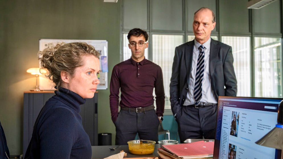 «Tatort» im Check: Natascha Kampusch und Co. – das sind die berühmtesten Langzeitgefangenen. Leonie Winkler (Cornelia Gröschel), Philipp Laupheimer (Yassin Trabelsi, zweiter von links) und Peter Schnabel (Martin Brambach) versuchen im Kommissariat herauszufinden, ob Amandas Geschichte der Wahrheit entspricht.