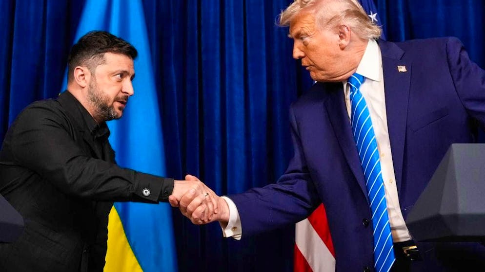 dpatopbilder - US President Donald Trump (r) and Volodymyr Zelensky, President of Ukraine, shake hands at the start of a joint press conference after a meeting at Trump's Mar-a-Lago Club. Photo: Alex Brandon/AP/dpa