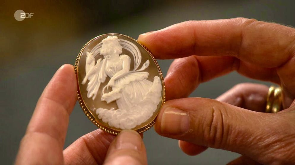 Bares for Rares - The Brummer. Expert Heide Rezepa-Zabel recognized a brooch from the family's estate as a shell cameo from Naples.