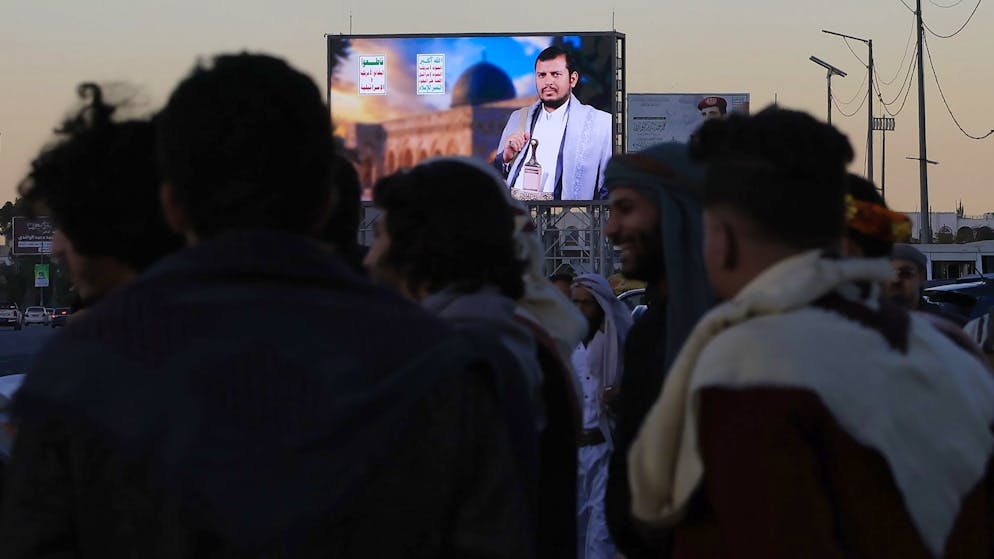Menschen in Sanaa versammeln sich vor einem riesigen Bildschirm, auf dem Abdul-Malik al-Huthi, der Anführer der vom Iran unterstützten Huthi-Miliz, zu sehen ist. (28. Dezember 2025) 