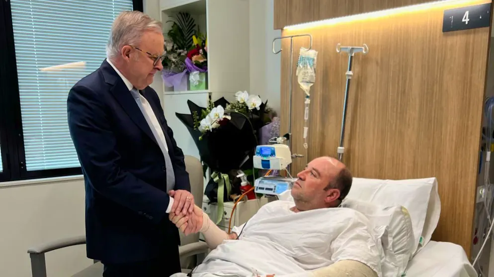 Ahmed al Ahmed (nella foto con il premier australiano Anthony Albanese) è l'eroe di Sydney.