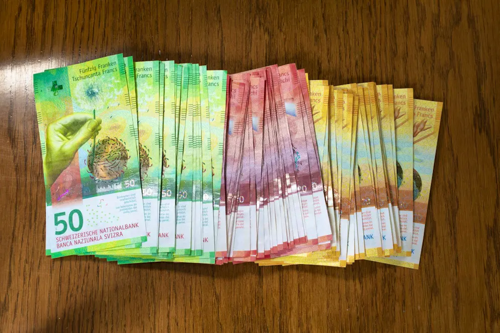 An Aargau woman before the Special Administrative Court: she is allowed to retroactively deduct CHF 2,400 in maintenance for her needy mother in Thailand from her taxes. (symbolic image)