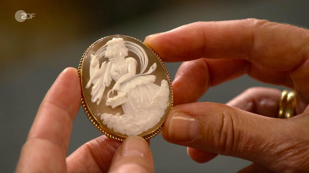 Bares für Rares - Der Brummer. Eine Brosche aus dem Nachlass der Familie erkannte Expertin Heide Rezepa-Zabel als Muschel-Kamee aus Neapel.