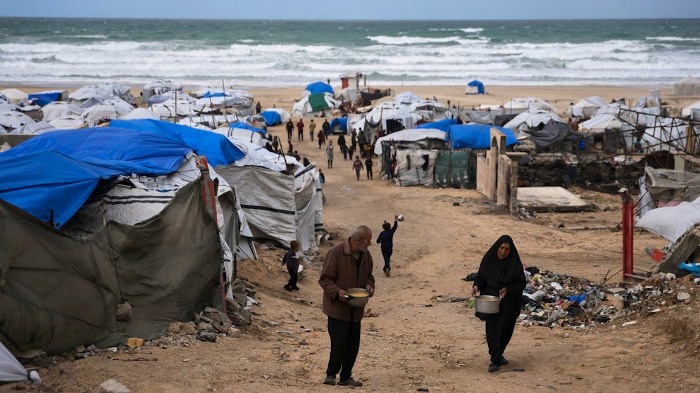 Palästinenser*innen in einem Übergangslager für Vertriebene am Strand nahe des Hafens von Gaza-Stadt. (28. Dezember 2025)