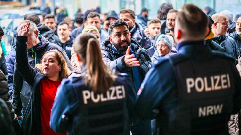 dpatopbilder - Angry customers discuss with police officers in front of the Sparkasse branch in Buer after the vestibule of the branch was evacuated. Photo: Christoph Reichwein/dpa - ATTENTION: For editorial use only in connection with current reporting and only with full attribution of the above credit