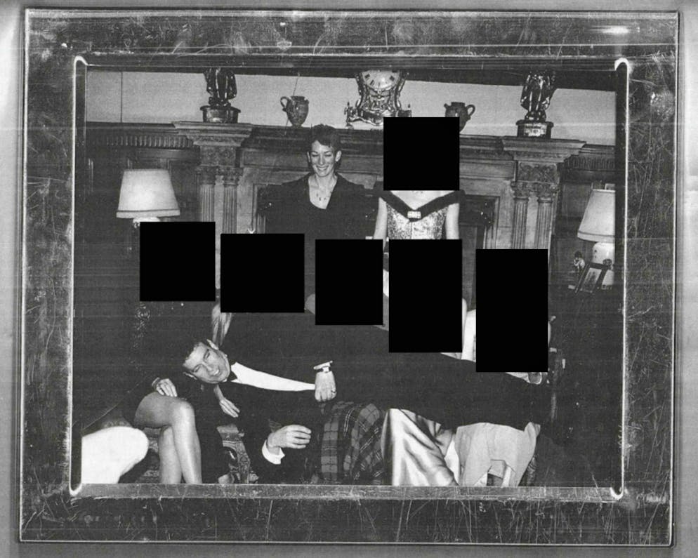 In den vergangenen Tagen wurden Hunderttausende Akten aus den FBI-Ermittlungen zu Jeffrey Epstein veröffentlicht. Dieses Foto soll seine Partnerin Ghislaine Maxwell und Andrew Mountbatten-Windsor auf dem königlichen Anwesen Sandringham zeigen. Der britische Royal liegt lachend auf fünf unkenntlich gemachten Frauen.