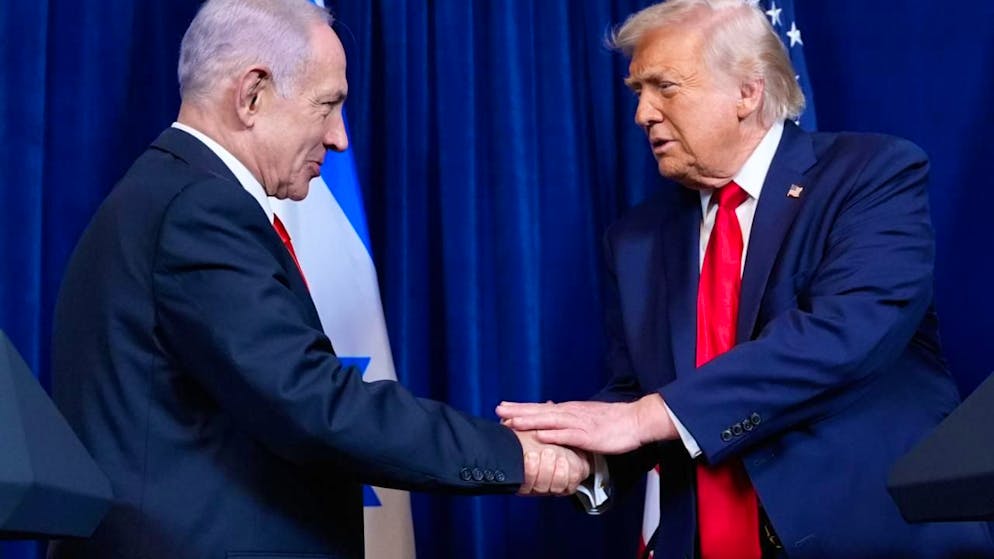 US-Präsident Donald Trump (r) gibt dem israelischen Ministerpräsidenten Benjamin Netanjahu während einer gemeinsamen Pressekonferenz in Mar-a-Lago die Hand. Foto: Alex Brandon/AP/dpa