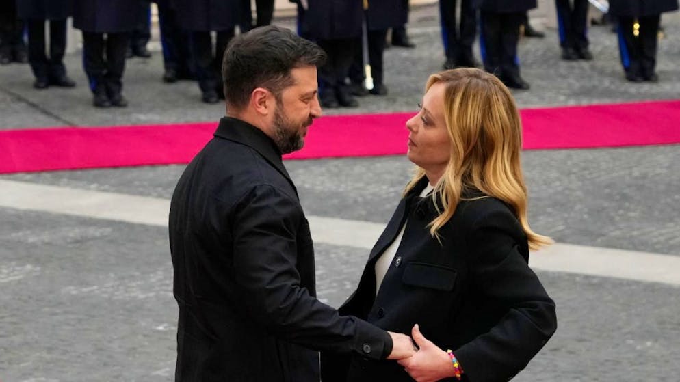 ARCHIV - Wolodymyr Selenskyj, Präsident der Ukraine, wird von Giorgia Meloni, Ministerpräsidentin von Italien, am Chigi-Palast empfangen. Foto: Gregorio Borgia/AP/dpa/Archivbild