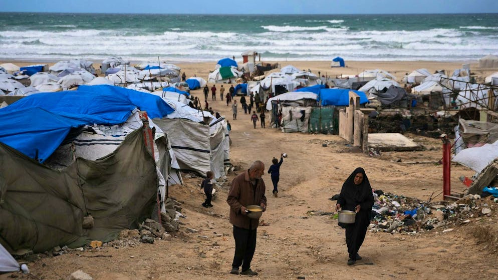 Palestinians in a temporary camp for displaced persons on the beach near the port of Gaza City. (December 28, 2025)