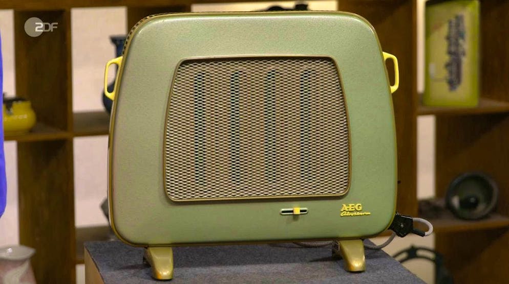 Bares for Rares - The Brummer. Another object in the show was an old AEG heater that Lichter declared to be "useful and beautiful".