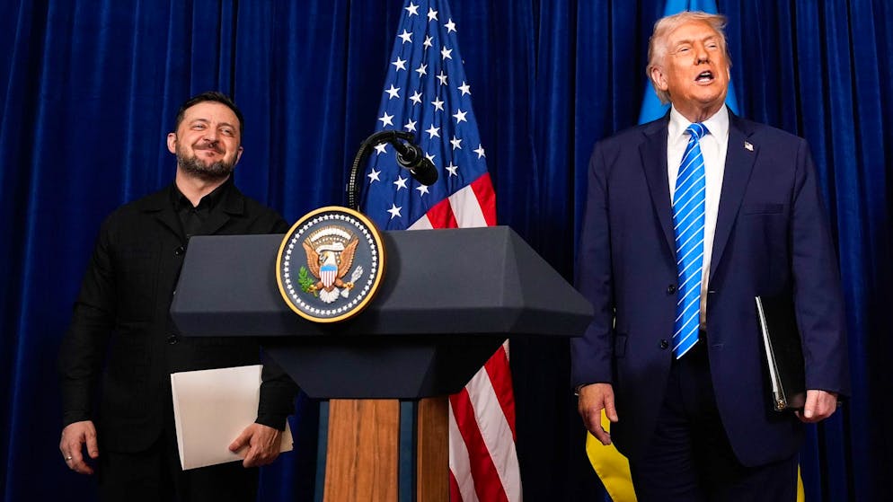 US-Präsident Donald Trump (r.) und Ukraines Präsident Wolodymyr Selenskyj am Ende der Pressekonferenz am Sonntag (Ortszeit) in Mar-a-Lago.
