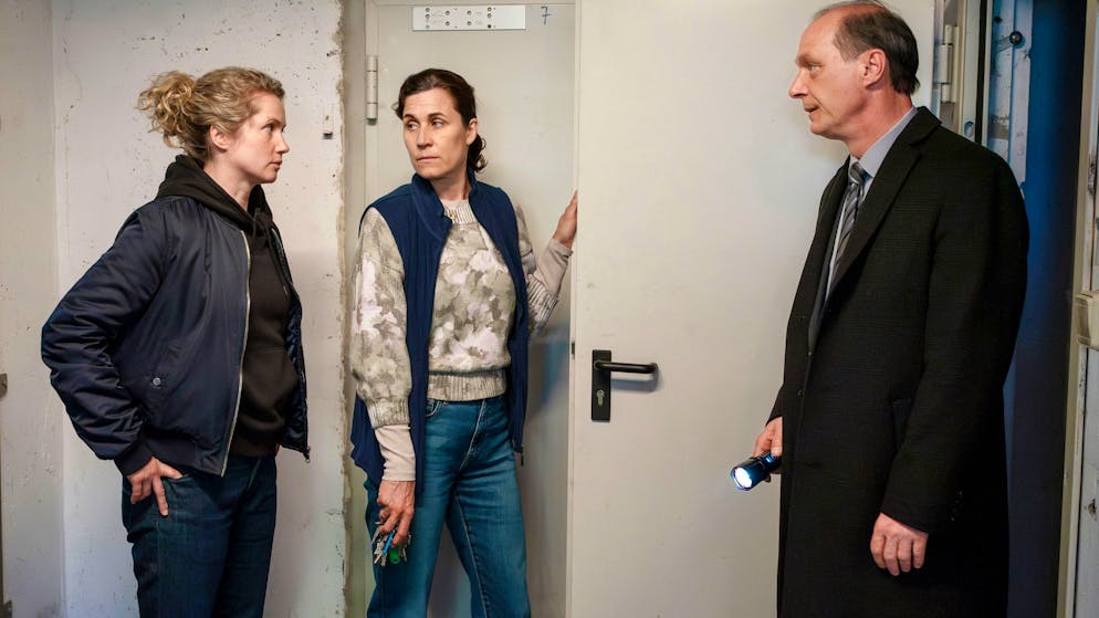 «Tatort» im Check: Natascha Kampusch und Co. – das sind die berühmtesten Langzeitgefangenen. Als Leonie Winkler (Cornelia Gröschel, links) und Peter Schnabel (Martin Brambach) ein Hochhaus unter die Lupe nehmen, schliesst ihnen die Hausmeisterin (Nina Kunzendorf) auch die Kellerräume auf.