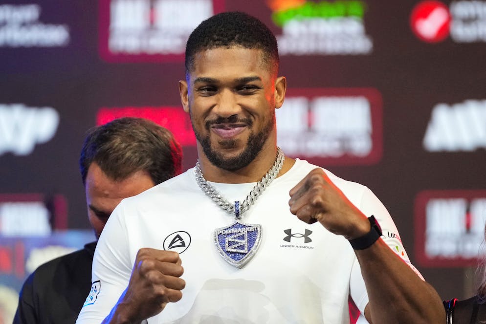 Anthony Joshua se tient sur scène lors d'une confrontation avec Jake Paul lors d'une conférence de presse visant à promouvoir leur prochain combat de boxe poids lourds, mercredi 17 décembre 2025, à Miami Beach, en Floride. (archives)