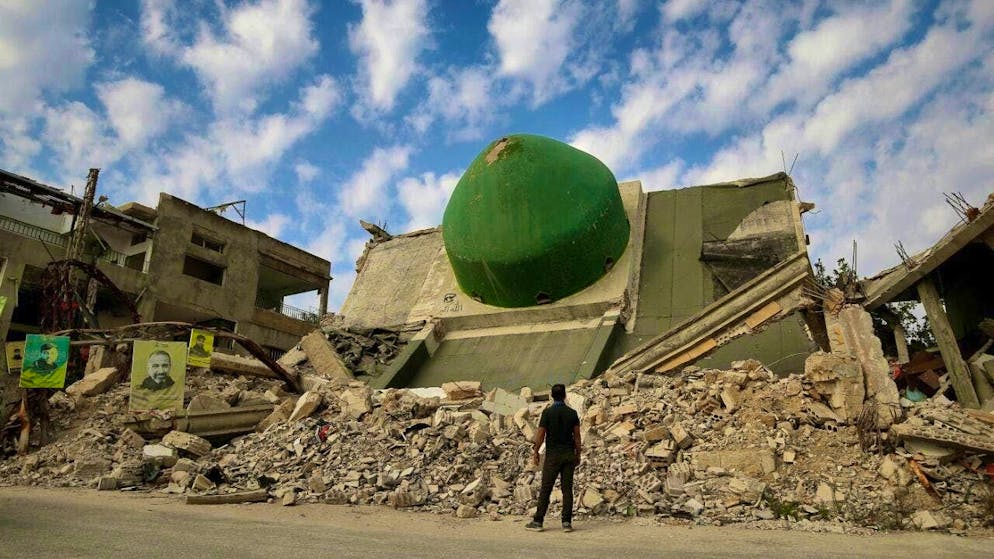PRODUCTION - A man looks at the dome of a destroyed mosque in the southern Lebanese village of Aita al-Shaab. Photo: Marwan Naamani/dpa