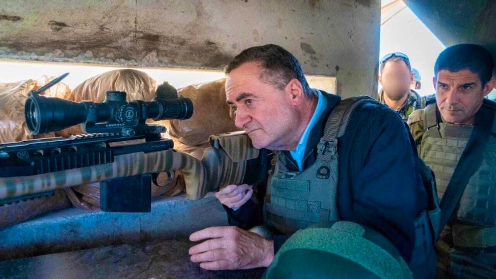 HANDOUT - Israel's Defense Minister Israel Katz (l) during a visit to troops in southern Lebanon. Photo: Ariel Hermoni/Ministry of Defense/dpa - ATTENTION: For editorial use only in connection with current reporting and only with full attribution of the above credit