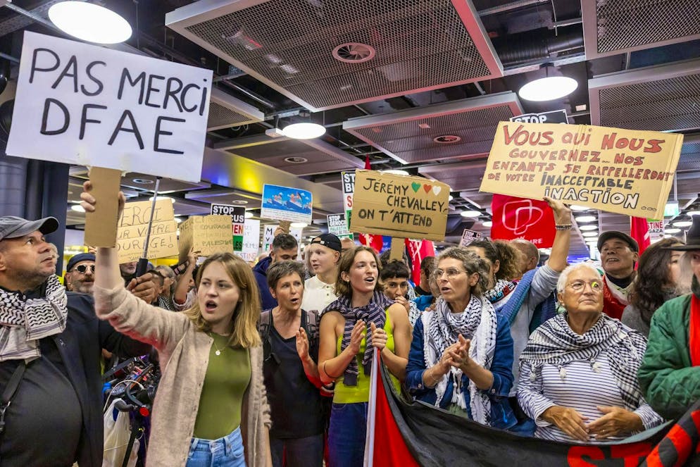 A Genève, le 8 octobre, de nombreux manifestants célèbrent le retour au pays des activistes de la flottille pour Gaza qui ont été arrêtés.