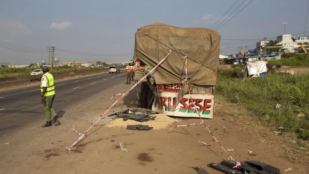 An dieser Stelle krachte der SUV in einen stehenden Lkw.