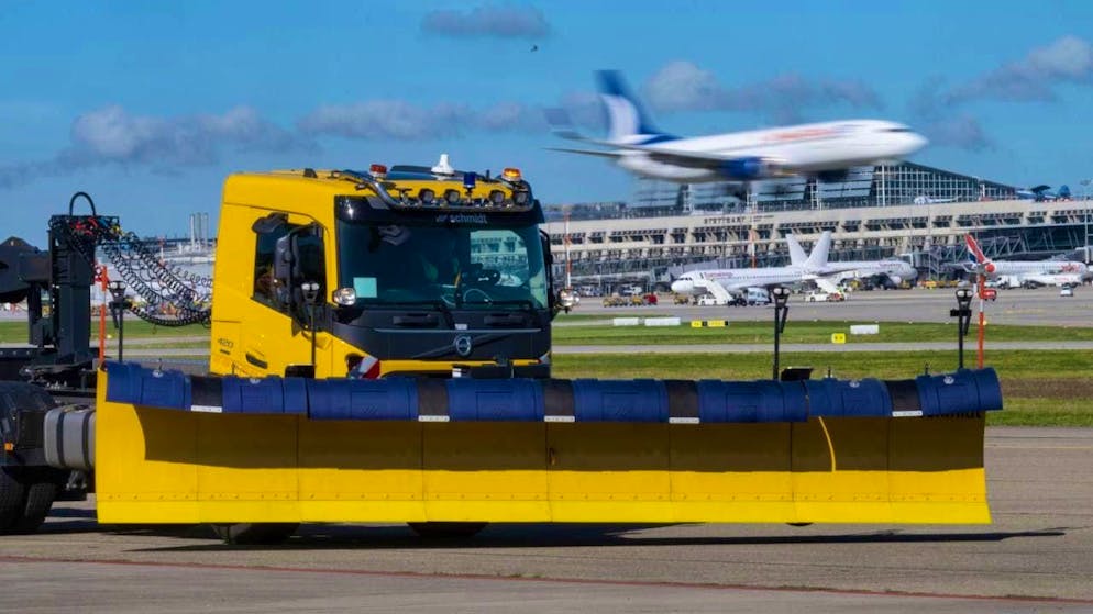 Snow plows from Aebi Schmidt are also used by Stuttgart Airport, among others. (archive picture)