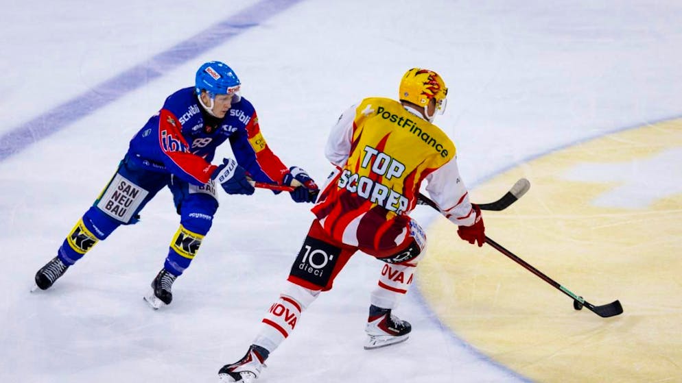 Kimi Körbler vom EHC Kloten (in blau) erzielte zwei Tore für die Schweiz zum 4:0 über Deutschland