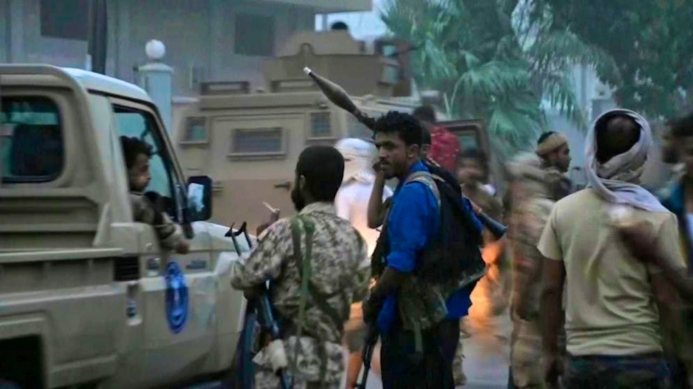 ARCHIVE - In this video still, fighters from the Southern Transitional Council (STC) can be seen making their way to the presidential palace. Photo: Uncredited/AP/dpa