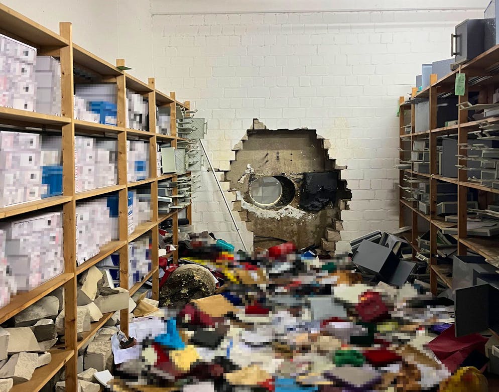 I ladri sono riusciti ad accedere alla camera blindata con l'aiuto di un grande trapano. Lì hanno saccheggiato le cassette di sicurezza.