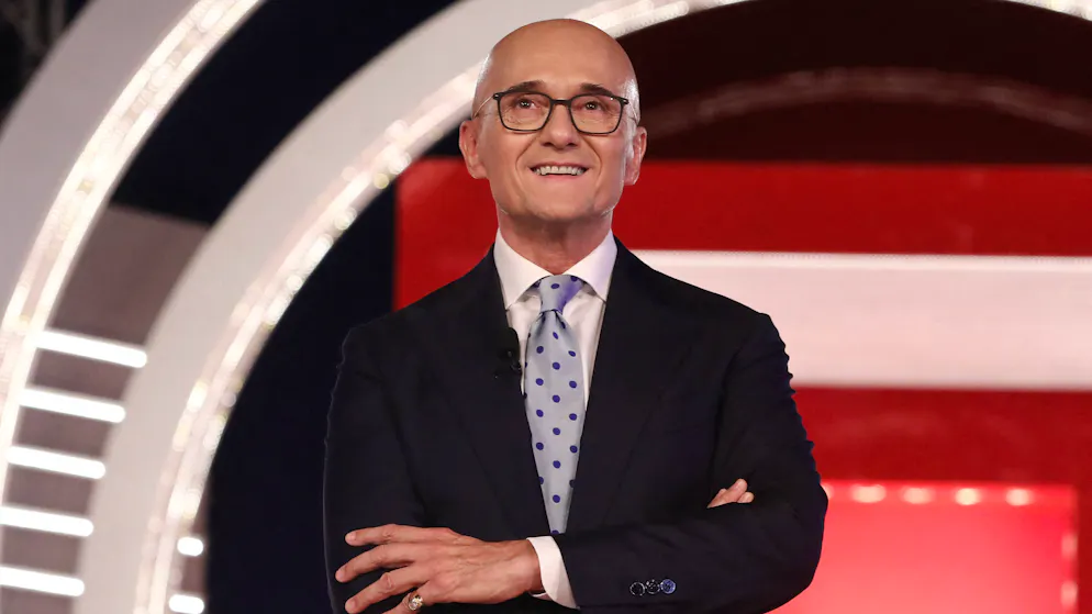 La bufera continua. Alfonso Signorini indagato per violenza sessuale ed estorsione