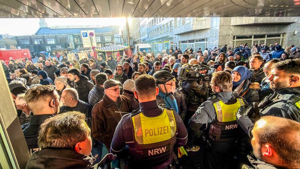 Nach dem Einbruch in den Tresorraum der Bank fordern besorgte Kunden Informationen. 