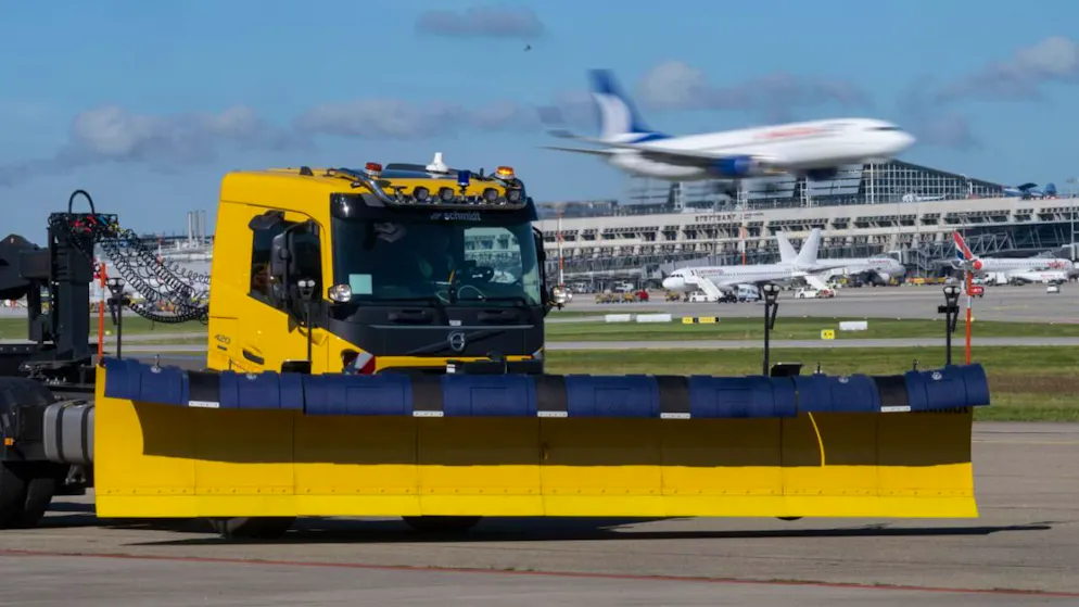 Schneepflüge von Aebi Schmidt setzt unter anderem auch der Stuttgarter Flughafen ein. (Archivbild)