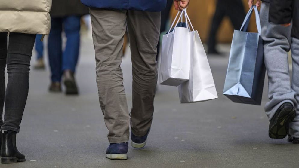 37 Prozent wollen laut einer aktuellen Umfrage weniger für Gebrauchsartikel ausgeben und 35 Prozent für Kleidung. Kaum gespart wird hingegen beim Kauf von Lebensmitteln. (Archivbild)