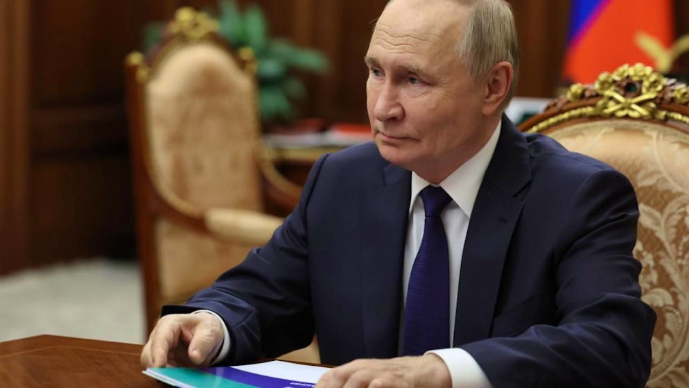 Dieses von der staatlichen russischen Nachrichtenagentur Sputnik via AP veröffentlichte Foto zeigt den russischen Präsidenten Wladimir Putin beim Treffen im Kreml mit dem Gouverneur der Region Moskau, Worobjow. Foto: Mikhail Metzel/Pool Sputnik Kremlin/AP/dpa