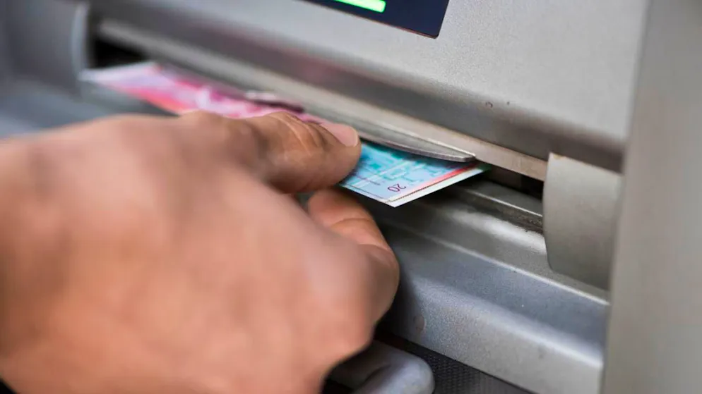 Die Opfer haben an Bankomaten Geld abgehoben und es den Tätern übergeben. Das Geld erhielten sie nicht mehr zurück.