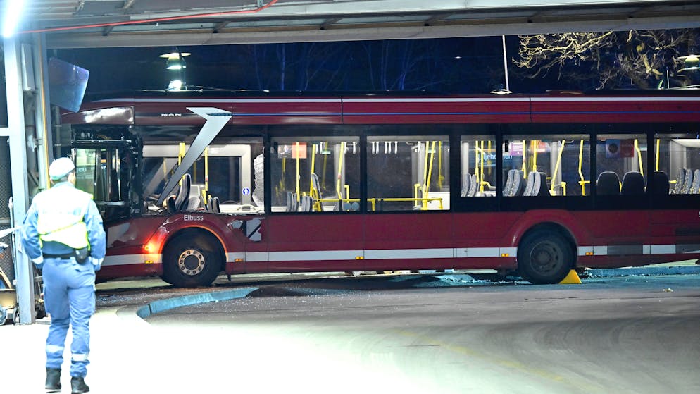 Plusieurs personnes qui se trouvaient dans le bus étaient en état de choc et certaines saignaient abondamment.